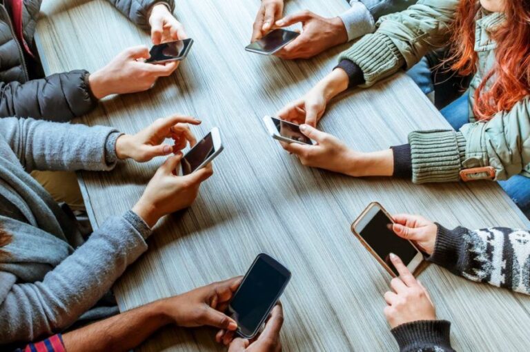 Me han echado del grupo de WhatsApp del AMPA: ¿puedo demandar?